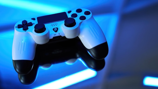 Gamepad en fondo abstracto con efectos de luz