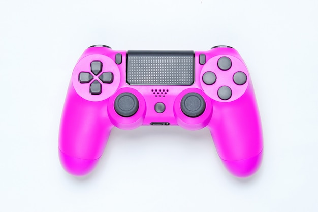 Gamepad plástico rosado moderno en fondo gris.