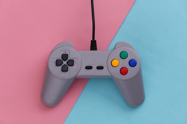 Gamepad de videojuegos. Concepto de juego retro joystick en rosa pastel azul.