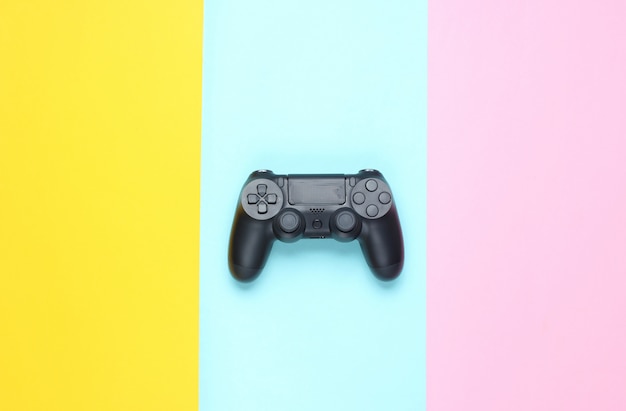 Gamepads auf farbigem Papier. Draufsicht. Minimalismus