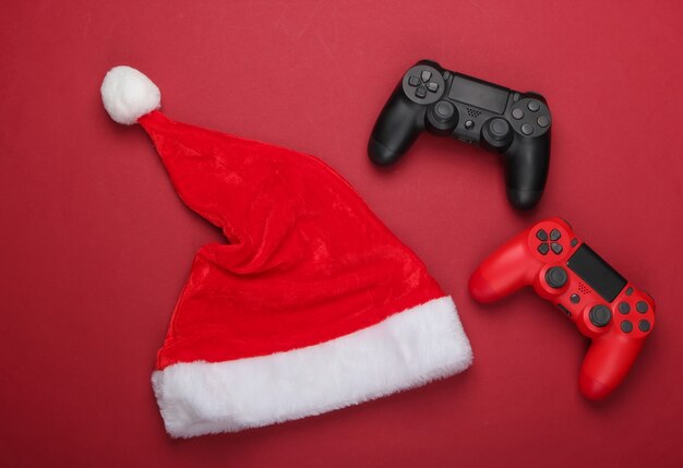 Gamepads com chapéu de papai noel vermelho