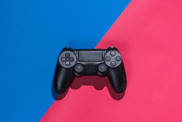 Gamepads em um fundo de papel colorido