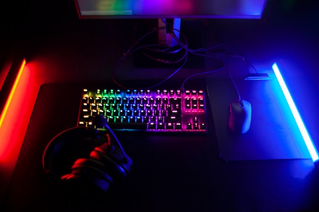 Gamer-Arbeitsplatz, E-Sport-Spielergeräte, Kopfhörer, Tastaturen und Monitor im Computerclub