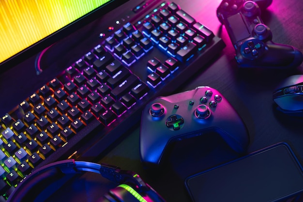 Gamer concepto de espacio de trabajo vista superior de un equipo de juego ratón teclado joystick y auriculares con rgb