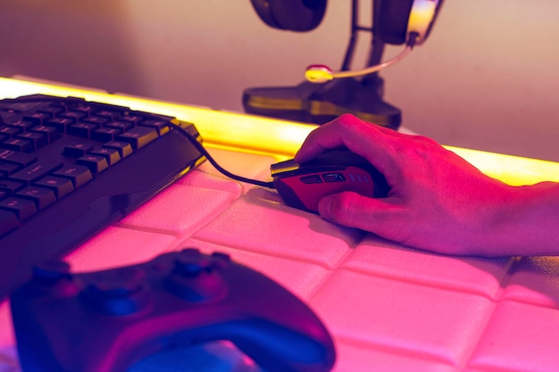 Gamer jugando con joystick con desafío de computadora, juegos y deportes electrónicos, transmisión en línea, concepto de torneo