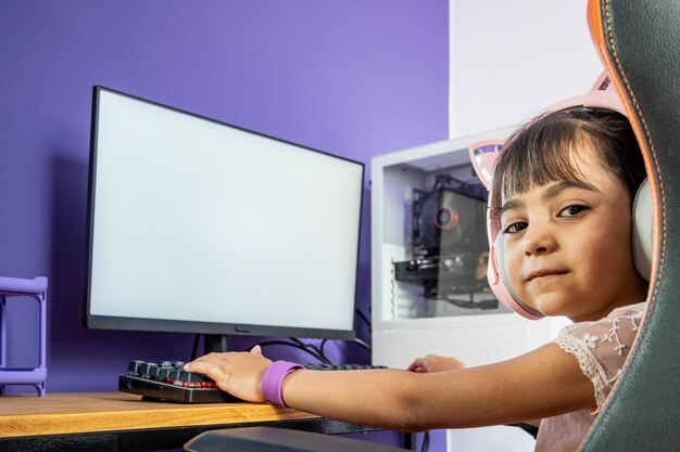 Foto gamer-mädchen mit kopfhörern vor dem computer