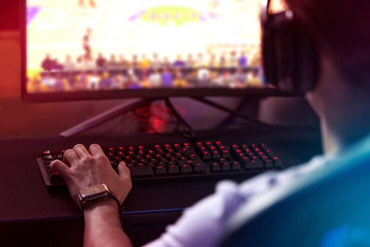 Foto gamer pantalla de computadora y hombre con auricular transmisión en vivo y suscripción de esports desde atrás creador de contenido influyente o streamer con auriculares para videojuegos de desafío en línea o noche en casa
