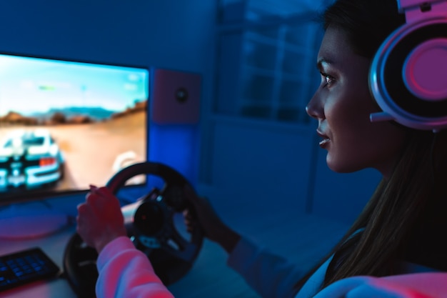 Foto gamer profissional treina à noite no computador