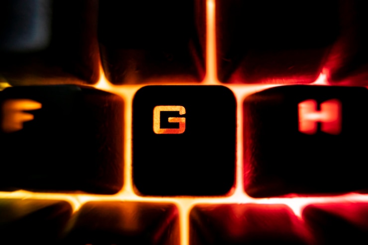 Foto gaming detalle del teclado retroiluminado en la oscuridad, macro shot