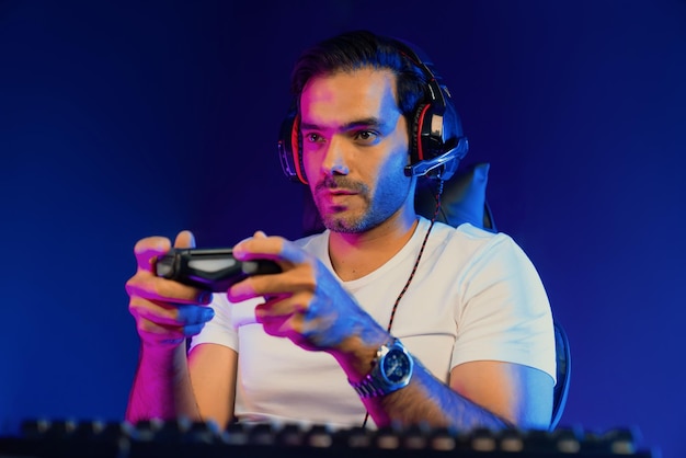 Gaming-Streamer, der Spieler mit Joystick-Steuerung konzentriert Surmise