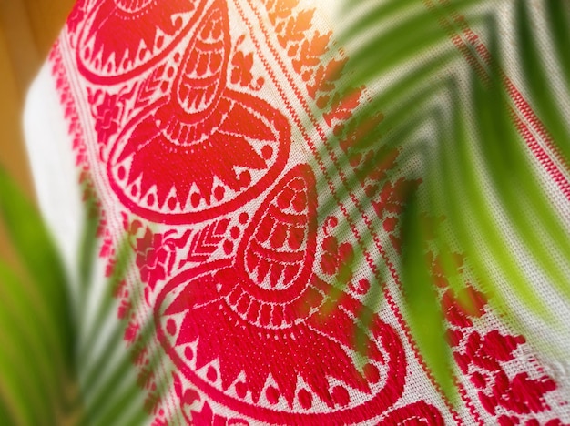 Foto gamosa o gamusa es un patrón textil tradicional de assam con fondo de tela roja y blanca con textura
