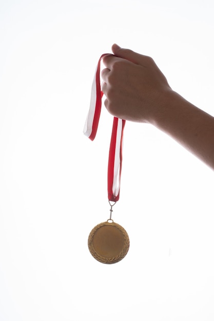 El ganador del campeón premia la medalla en la mano