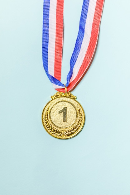 Ganador de diseño plano simplemente plano o medalla de trofeo de oro campeón aislado sobre fondo de colores azul vic ...