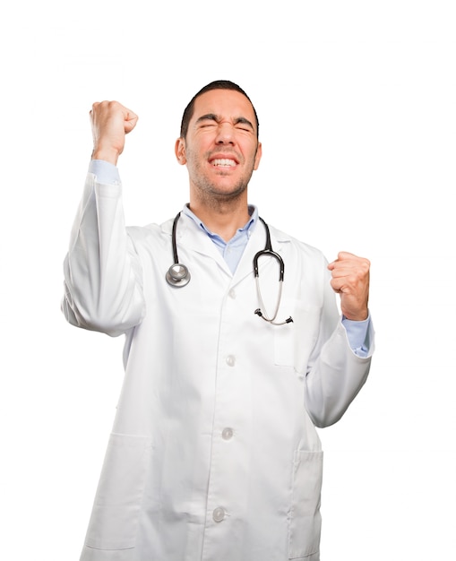 Ganador joven médico celebrando