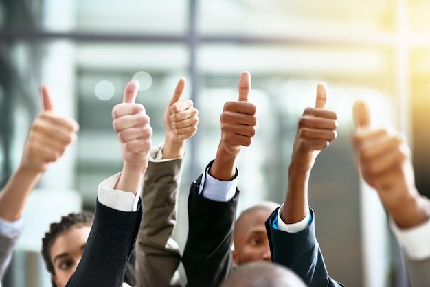 Ganador pulgar arriba y grupo de personas gracias apoyo o trabajo en equipo manos por votar sí o como emoji objetivo de colaboración o ganar mujeres y hombres en los negocios ok diversidad éxito o signo de agradecimiento