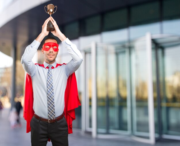 Ganador super hombre de negocios con una taza de oro