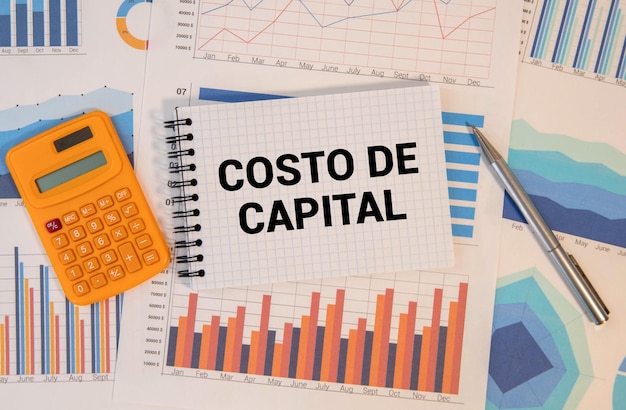 Ganancias de capital texto en pegatina verde adjunto al bloc de notas con dólares de dinero