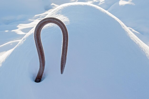 Gancho de hierro en la nieve.