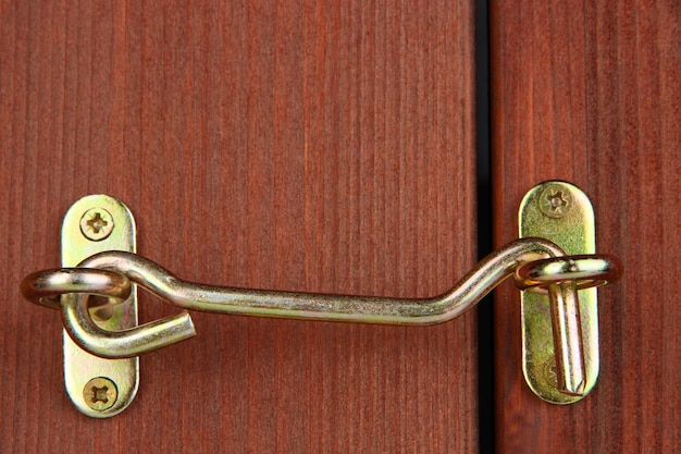 Gancho de metal en primer plano de la puerta de madera