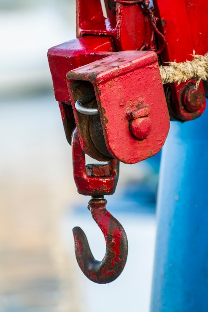 gancho rojo en barco