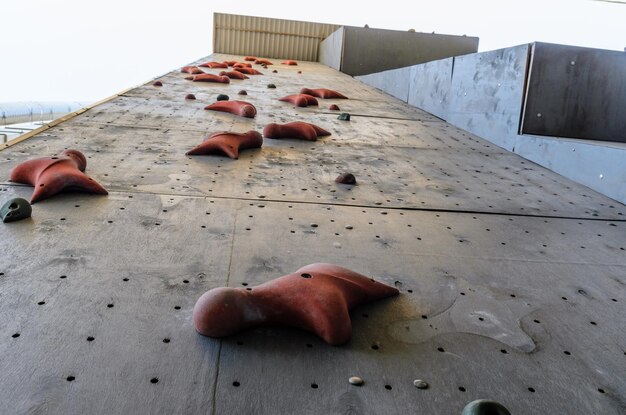 Ganchos na parede de escalada artificial vazia