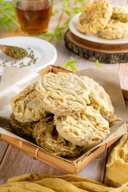 Gandasturi o kue kacang ijo un pastel de indonesia hecho con judías verdes y azúcar morena