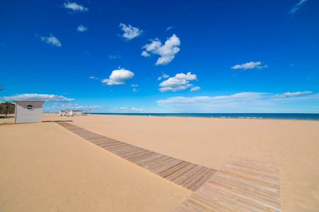 Gandia-Strandsand im Mittelmeer von Spanien