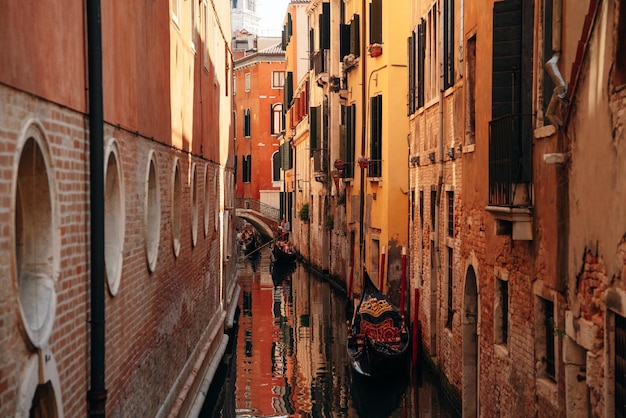 Foto gandolier haciendo su trabajo en venecia, italia, noviembre de 2021