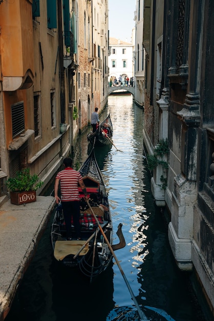 Gandolier macht seine Arbeit in Venedig, Italien, November 2021