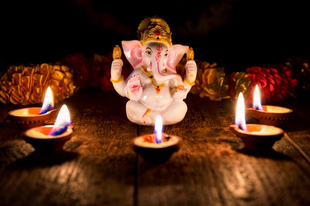 Ganesha com luzes de diwali