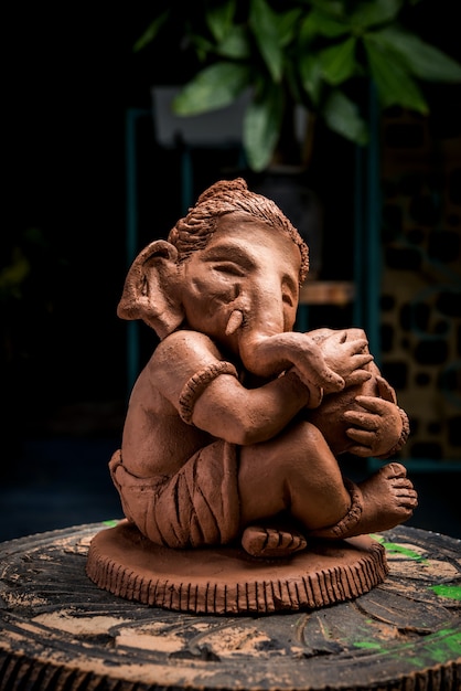 Ganesha ecológico hecho en casa o ídolo de ganpati para ganesh Chaturthi o festival