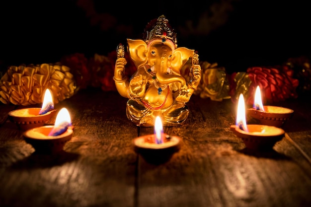 Foto ganesha con las luces de diwali