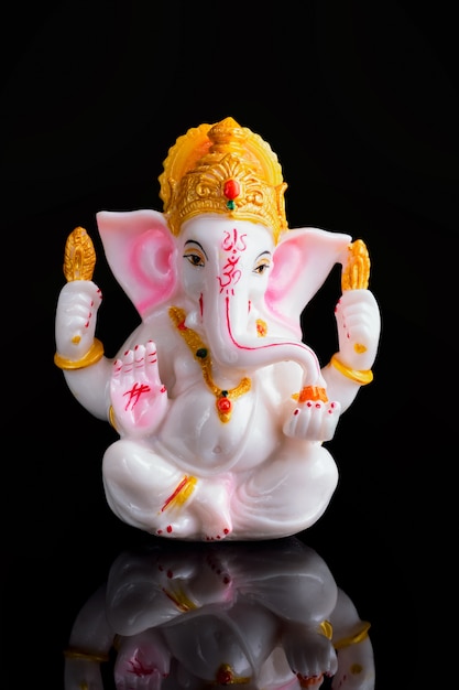 Ganesha-Statue auf Weiß