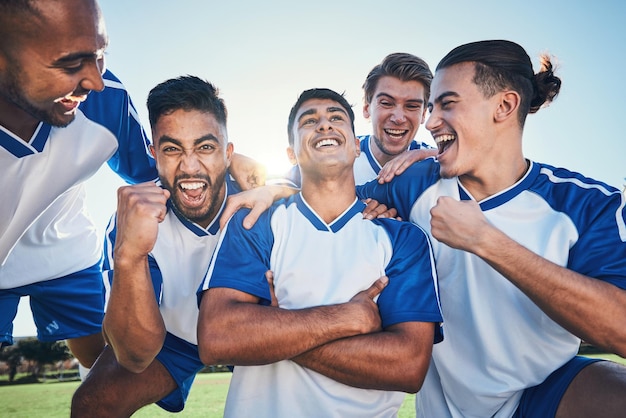 Ganhou jogador de futebol e homens celebram juntos em um campo para esportes e fitness realização feliz equipe de futebal masculino ou grupo de atletas com punho para competição de desafio ou orgulho ao ar livre no campo