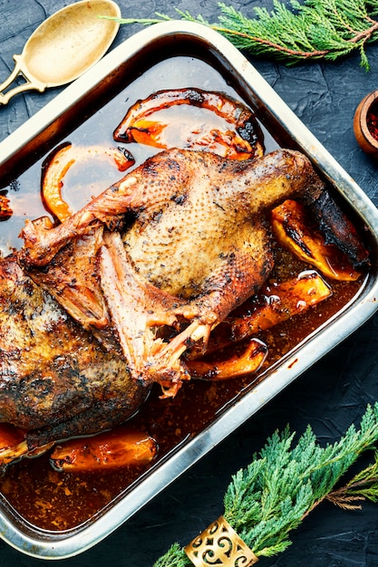 Ganso al horno con calabaza en una fuente para hornear. Ganso asado de Navidad.