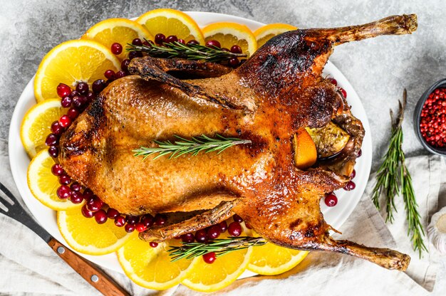 Ganso al horno relleno de naranjas y romero