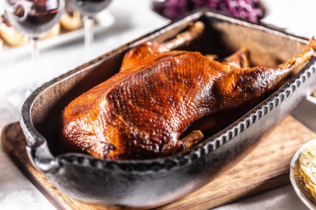 Ganso asado al estilo tradicional en una original fuente para horno