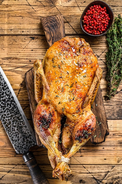 Foto ganso entero al horno navideño con hierbas