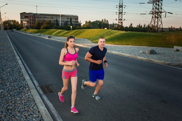 Ganzaufnahme des athletischen Paares, das läuft