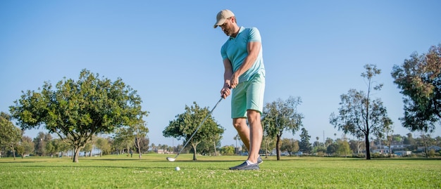 Ganzaufnahme des Golfspielers in der Kappe mit Golfclubsport