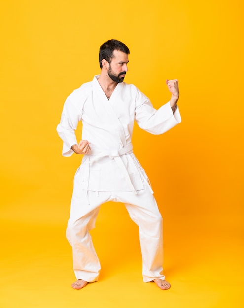 Ganzaufnahme des Mannes Karate tuend