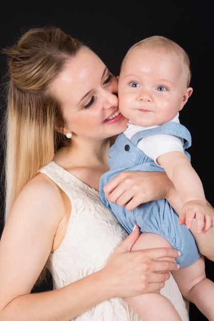 Ganzaufnahme einer lächelnden Mutter mit Baby auf Händen - getrennt auf Weiß