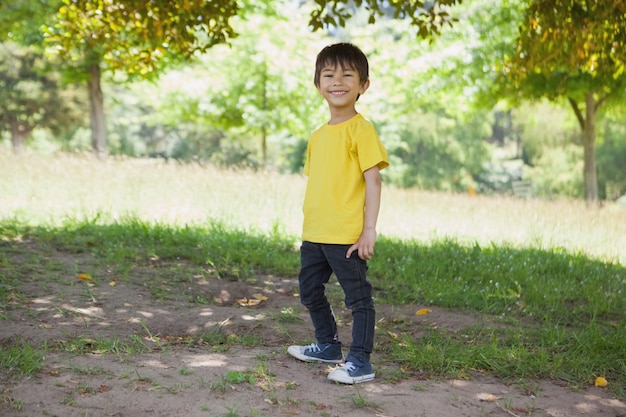 Ganzaufnahme eines glücklichen Jungen am Park