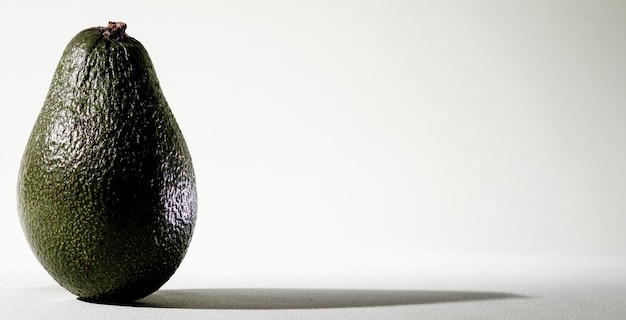 Ganze Avocado auf weißem Hintergrund Kopieren Sie Platz