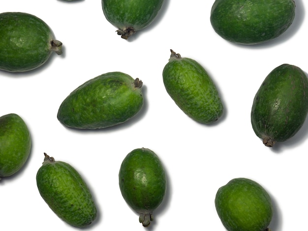 Ganze Feijoa-Frucht auf weißem Hintergrund Objektschießen Veganische Nahrung Rohkost Ernährung Saft Zutat Frucht mit Haut