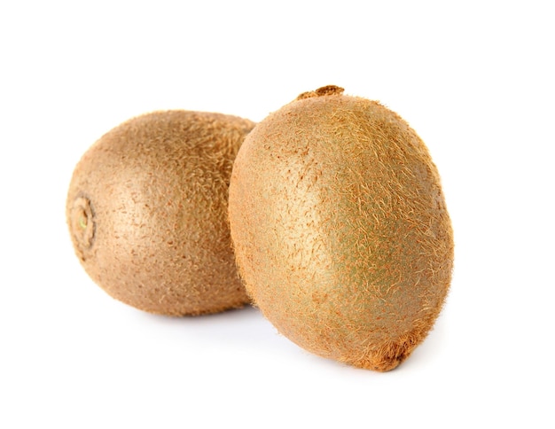 Ganze frische reife Kiwis auf weißem Hintergrund