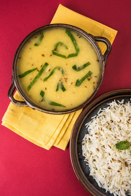 Ganze gelbe Linsen Dal Fry oder Tadka mit indischem Kreuzkümmel oder Jeera Reis oder Chawal, selektiver Fokus