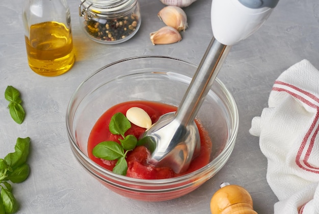 Ganze geschälte Tomaten in einer Schüssel für Tomatenpizzasauce Basilikum Knoblauch Olivenöl Mixer