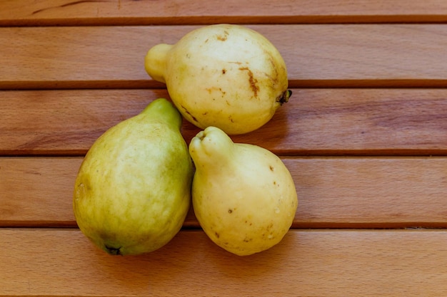 Ganze Guavenfrüchte auf Holztisch