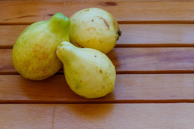 Ganze Guavenfrüchte auf Holztisch